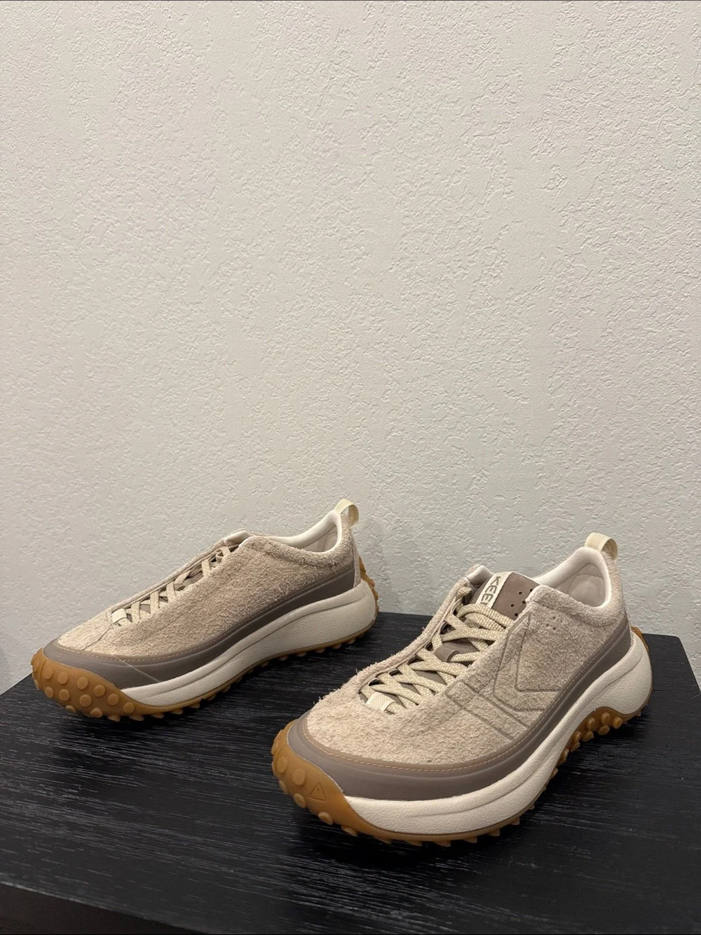 Keen Women's Size 8.5 Beige & Gum Trail Sneakers Shoes - KS MINO Safari Burch